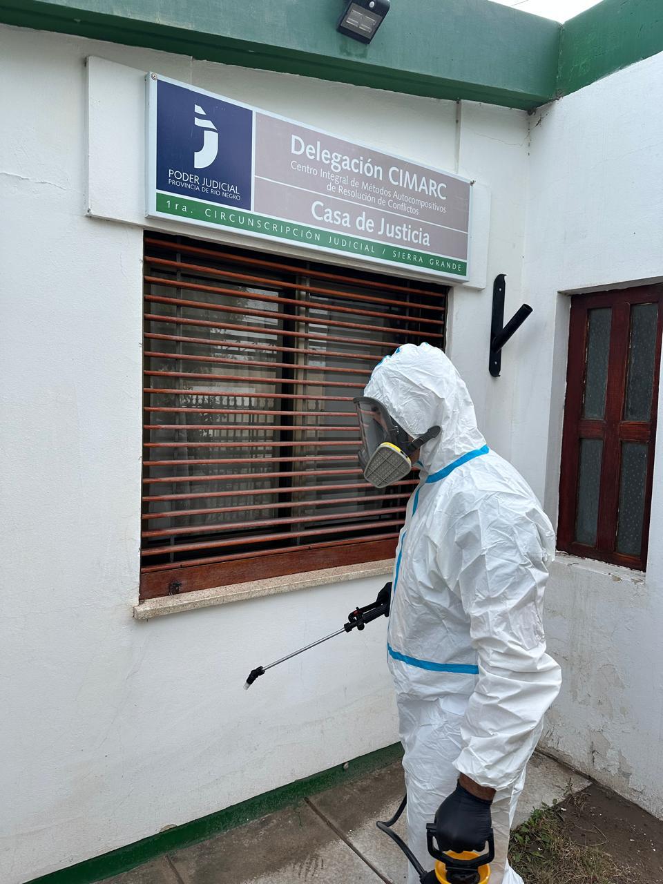 Operario realizando desinfección en Casa de Justicia
